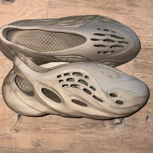 Adidas YEEZY Foam Runner “Stone sage”